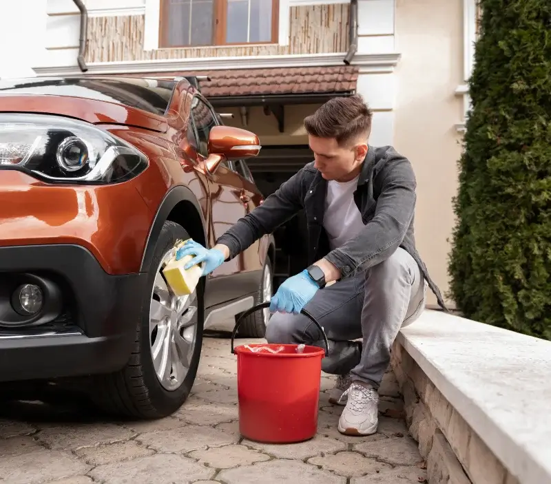 Lavage auto à domicile Vitrolles-en-Lubéron : professionnel intervenant sur un véhicule